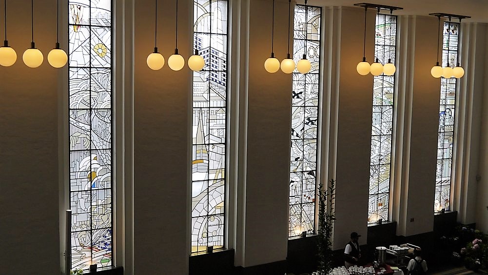 De glas in loodramen in de burgerzaal zijn ontworpen door de kunstschilder A.J. Grootens