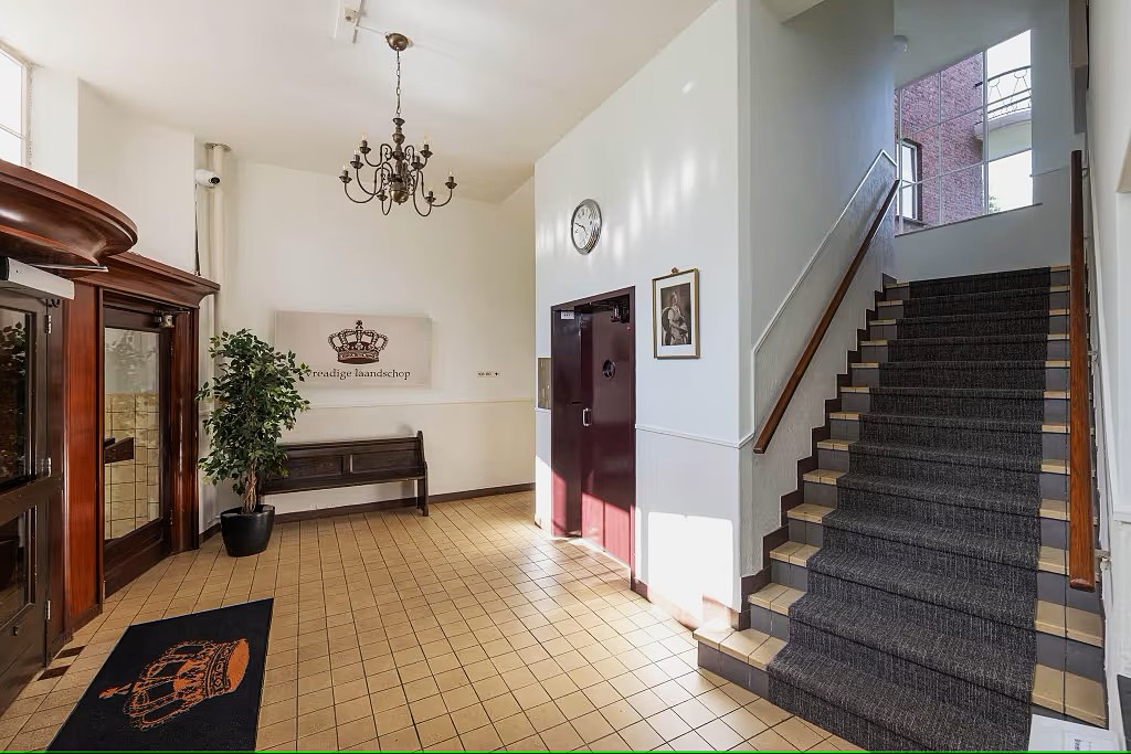 De entree van het appartementencomplex.