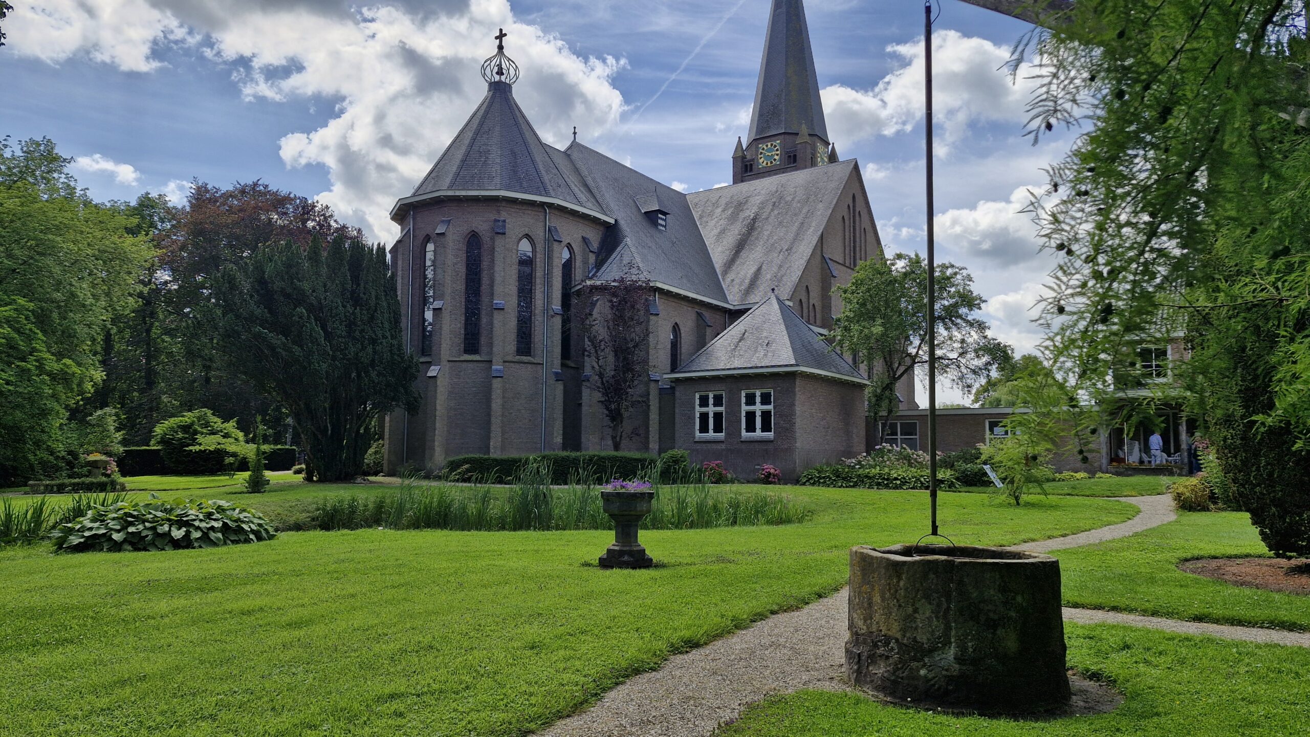 De waterput die met uitzondering van de bovenbouw nog origineel is.