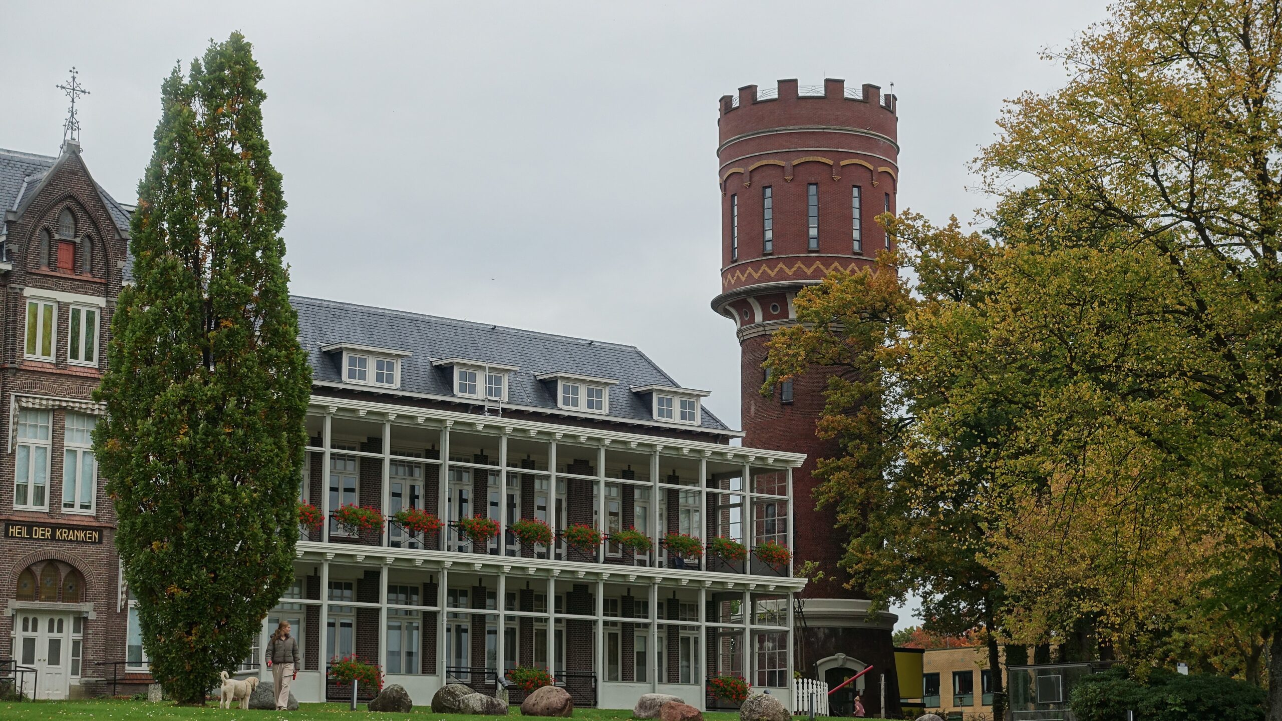 Het ziekenhuis Oldenzaal in de schaduw van de watertoren.