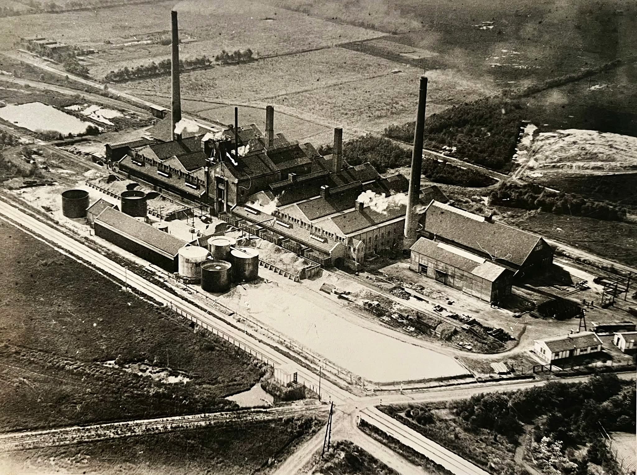 Het terrein van de zoutfabriek aan de spoorlijn Boekelo - Haaksbergen omstreeks 1935.