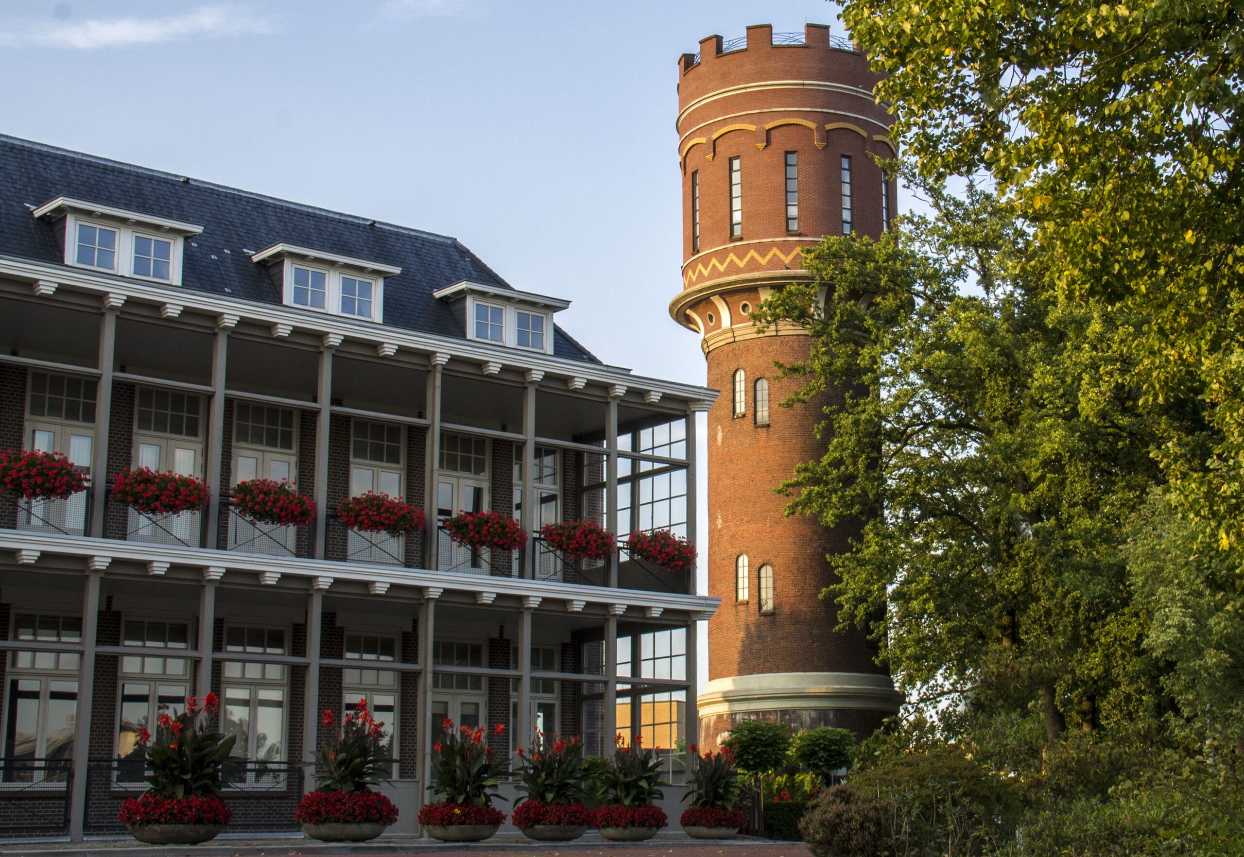 Het ziekenhuis Oldenzaal in de schaduw van de watertoren.