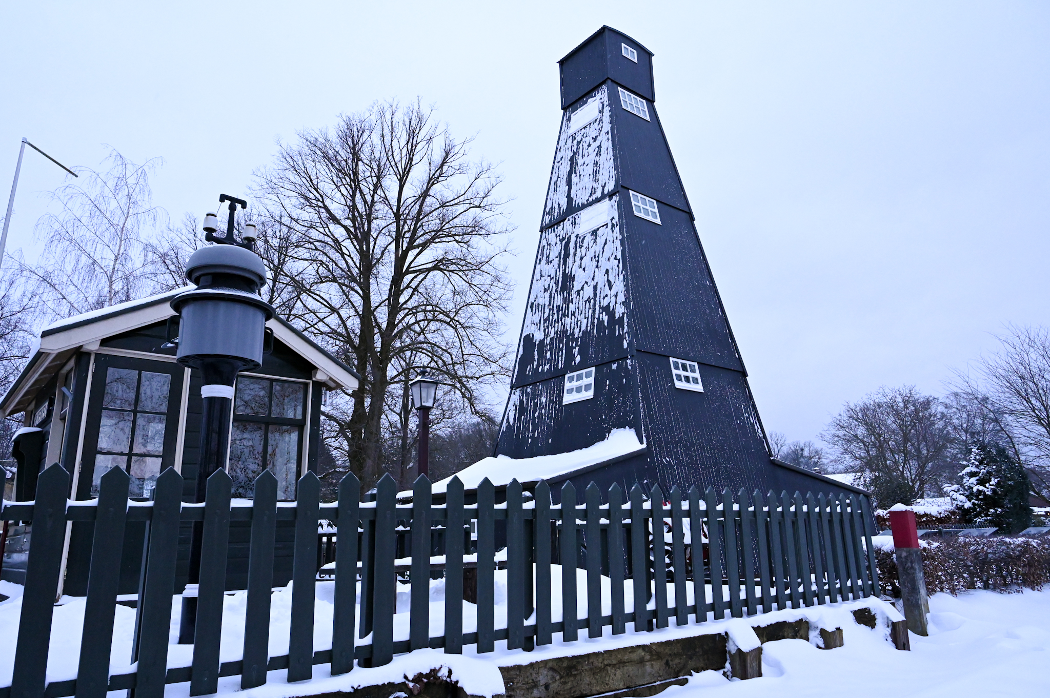 De zouttoren zoals die jarenlang in het Twentse landschap hebben gestaan. Deze replica staat op het perron van de Museum Buurt Spoorweg in Boekelo.